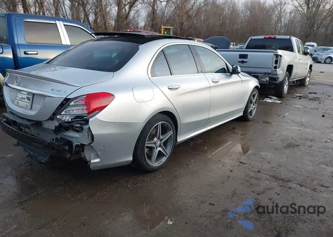 2015 Mercedes-Benz C 400 4Matic z USA, uszkodzony, nr VIN 55SWF6GB4FU003365